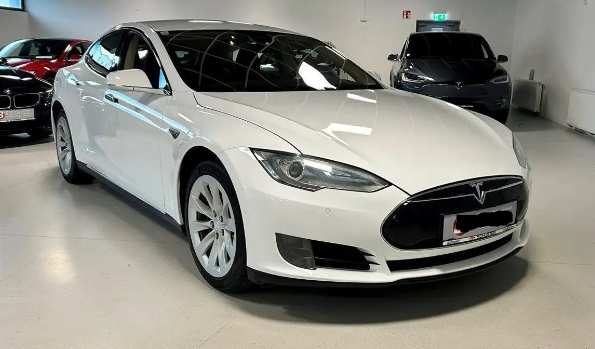 TESLA MODEL S (01/07/2016) - 